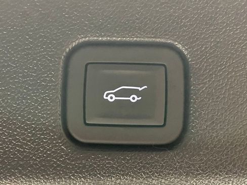 Used 2025 GMC Acadia Elevation image 13