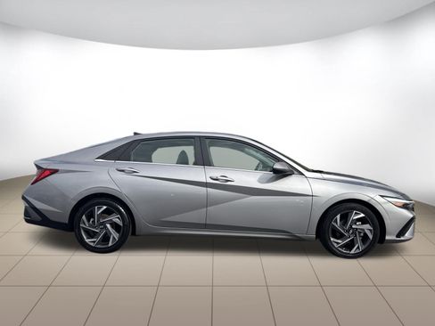 Used 2025 Hyundai Elantra SEL FWD image 8