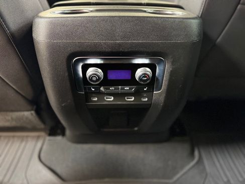 Used 2023 GMC Yukon SLT w/ SLT Luxury Package AWD/4WD image 17