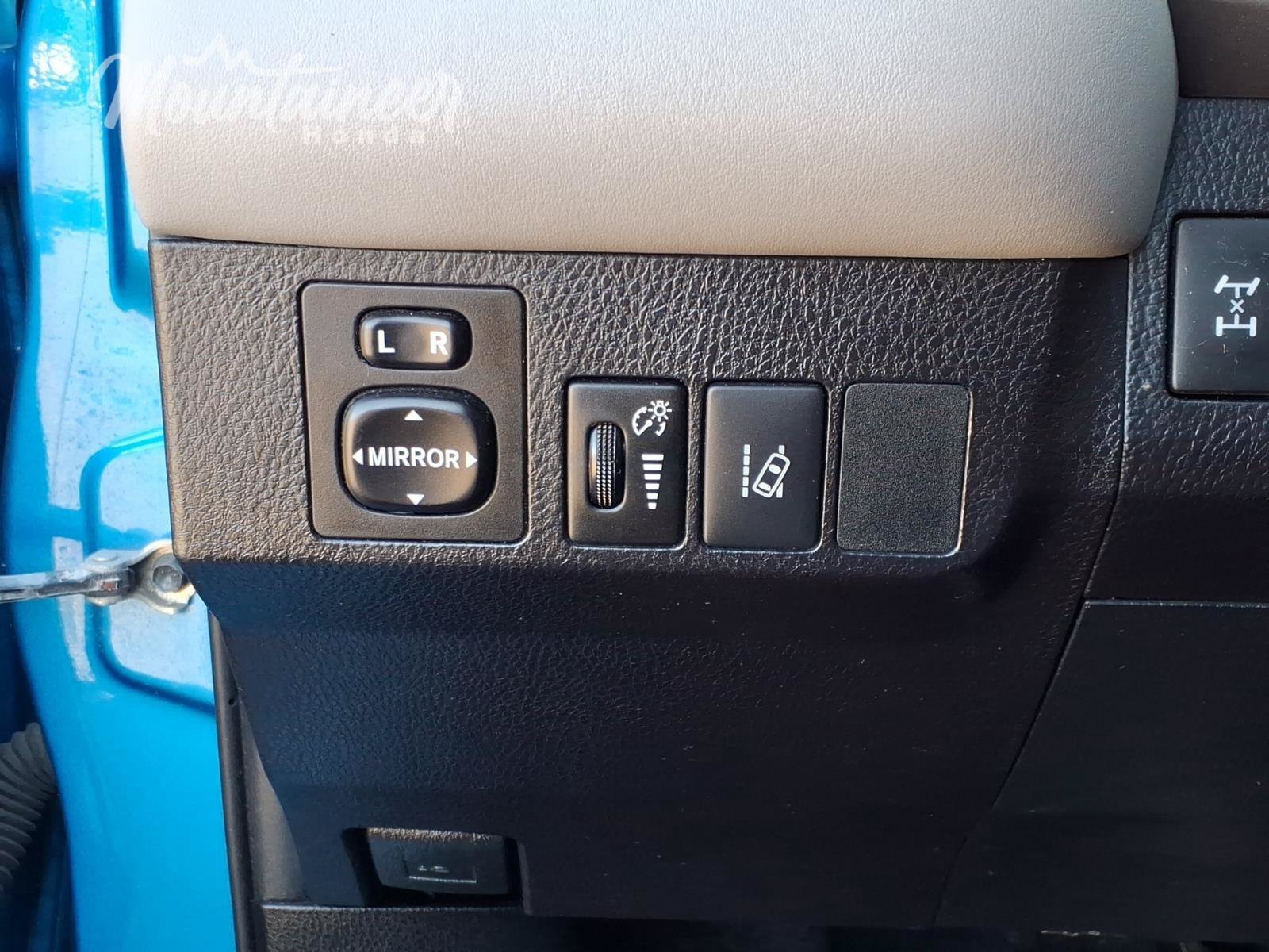 Used 2017 Toyota RAV4 XLE AWD/4WD image 44