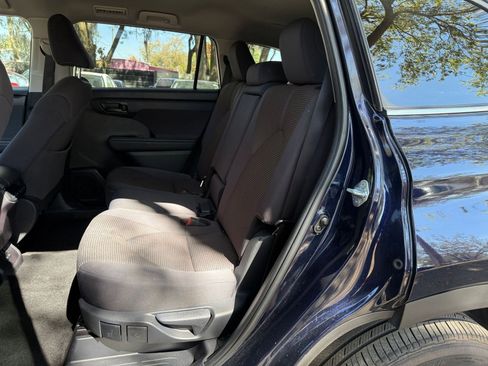 Used 2025 Toyota Highlander LE image 37