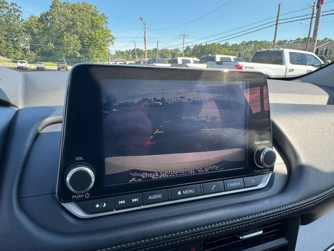 Used 2024 Nissan Rogue SV FWD image 27