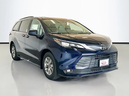 New 2026 Toyota Sienna XLE FWD image 3