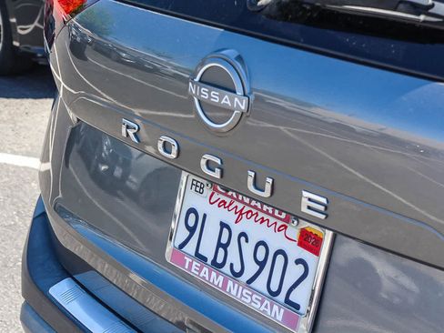Used 2023 Nissan Rogue SV image 9