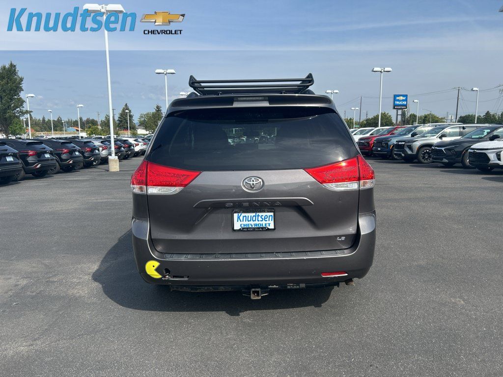 Used 2013 Toyota Sienna LE w/ Towing Pkg FWD image 6