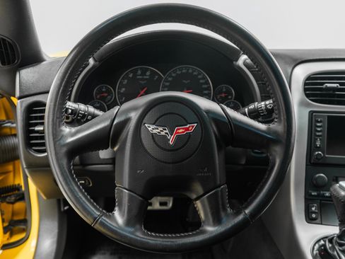 Used 2005 Chevrolet Corvette Coupe w/ Preferred Equipment Group RWD image 15