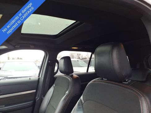 Used 2018 Ford Explorer XLT w/ XLT Appearance Package image 19