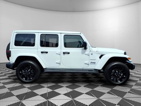 Used 2024 Jeep Wrangler Unlimited Sahara w/ Technology Group AWD/4WD image 31