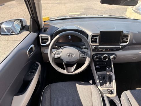 Used 2025 Hyundai Venue Limited FWD image 22