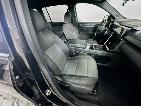 Used 2025 GMC Acadia Elevation image 32