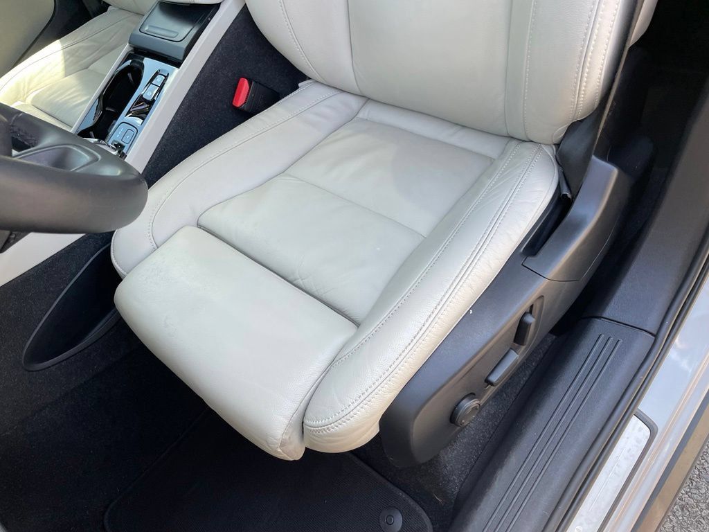 Used 2023 Volvo XC40 B5 Plus AWD/4WD image 24