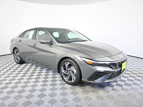 Used 2024 Hyundai Elantra SEL w/ Convenience Package FWD image 9