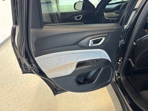 Used 2023 Jeep Compass Latitude AWD/4WD image 36