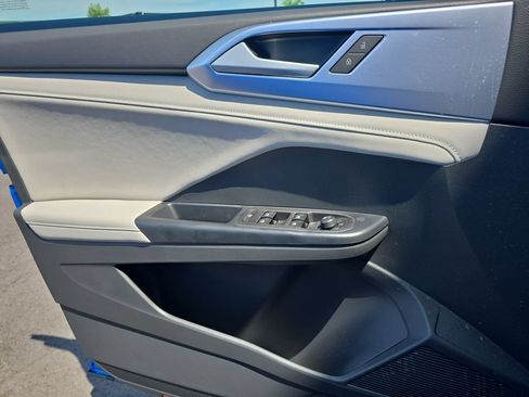 New 2026 Volkswagen Taos SE FWD image 11