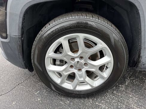 Used 2015 Jeep Renegade Latitude w/ Cold Weather Group image 10