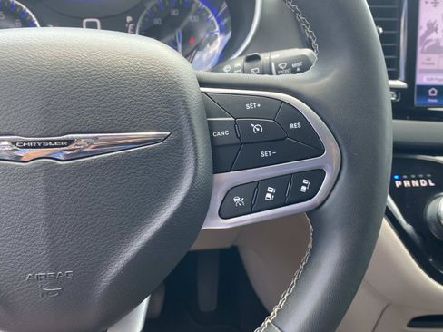 Used 2023 Chrysler Pacifica Touring-L FWD image 42