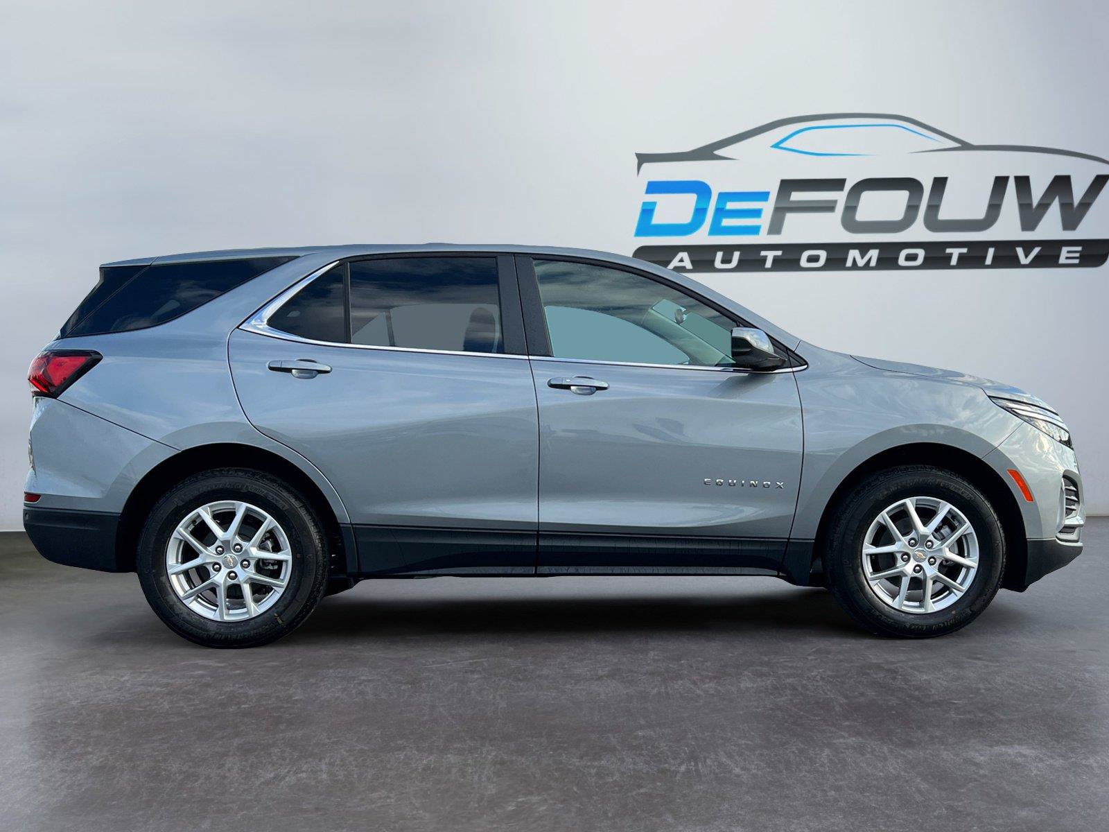 Used 2024 Chevrolet Equinox LT FWD image 2