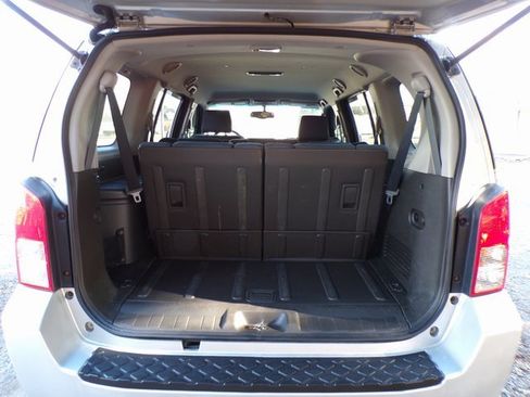 Used 2005 Nissan Pathfinder SE Off-Road image 7