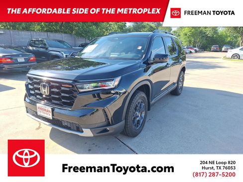 Used 2025 Honda Pilot TrailSport image 1
