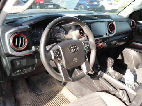 Used 2021 Toyota Tacoma SR5 AWD/4WD image 10