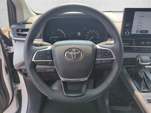 Used 2026 Toyota Sienna XLE FWD image 13