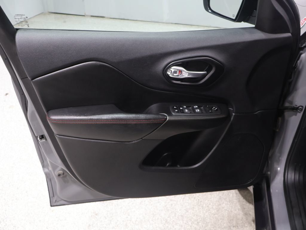 Used 2022 Jeep Cherokee Trailhawk AWD/4WD image 13