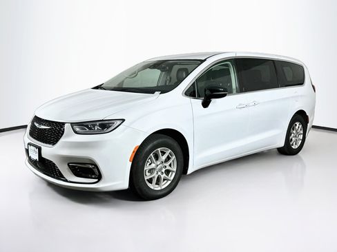 Used 2024 Chrysler Pacifica Touring-L FWD image 3