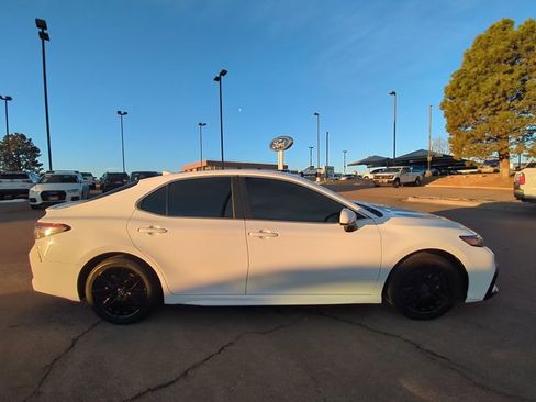 Used 2021 Toyota Camry SE image 4