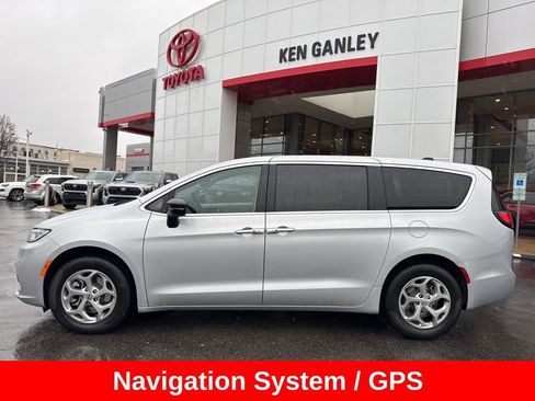 Used 2024 Chrysler Pacifica Limited image 3