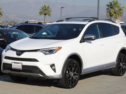 Used 2017 Toyota RAV4 SE image 3