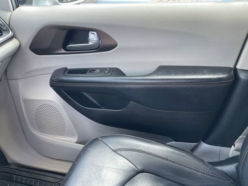 Used 2017 Chrysler Pacifica Touring-L FWD image 20