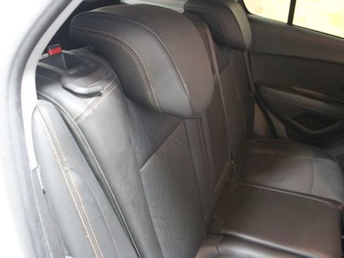 Used 2019 Chevrolet Trax LT w/ LT Convenience Package FWD image 9