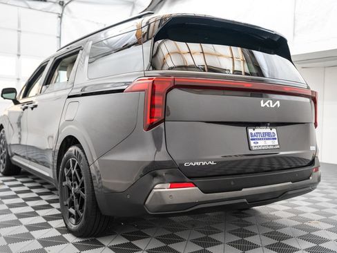 Used 2025 Kia Carnival SX FWD image 7