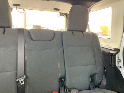 Used 2025 Jeep Wrangler Sahara image 36