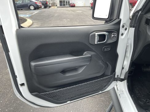 Used 2022 Jeep Gladiator Willys image 22