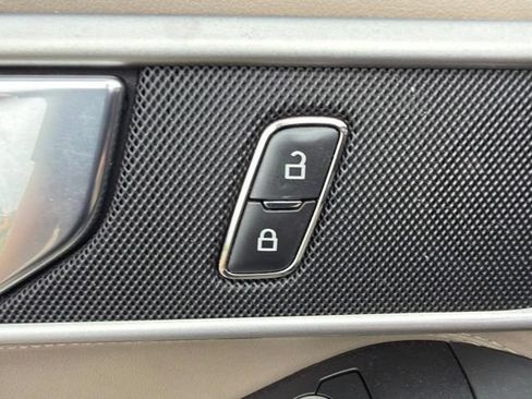 Used 2020 Ford Explorer XLT w/ Equipment Group 202A AWD/4WD image 28