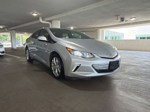 Used 2018 Chevrolet Volt Premier w/ Driver Confidence Package FWD image 6