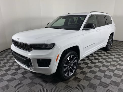 Used 2025 Jeep Grand Cherokee L Overland w/ Trailer Tow Package image 12