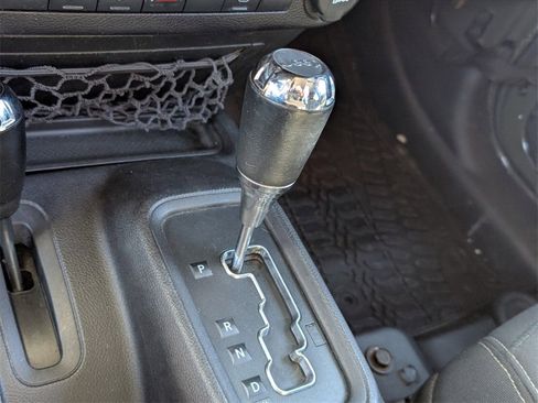 Used 2015 Jeep Wrangler Unlimited Sahara w/ Connectivity Group image 27