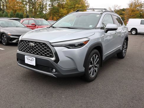 Used 2022 Toyota Corolla Cross XLE w/ Convenience Package image 3