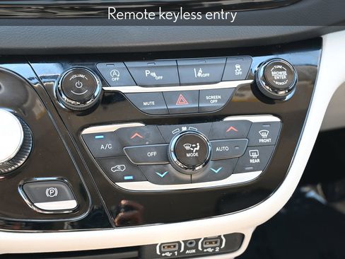 Used 2024 Chrysler Pacifica Touring-L image 14