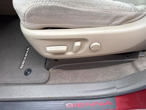 Used 2011 Toyota Sienna LE image 32