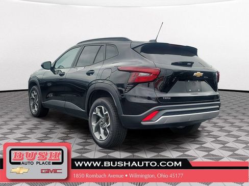 Used 2024 Chevrolet Trax LT w/ Driver Confidence Package FWD image 3