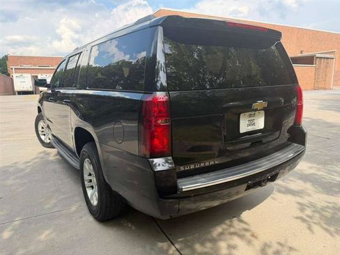 Used 2019 Chevrolet Suburban LT RWD image 4