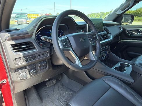 Used 2023 Chevrolet Tahoe Z71 w/ Luxury Package AWD/4WD image 4