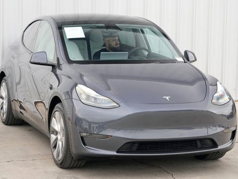 Used 2023 Tesla Model Y Long Range image 55