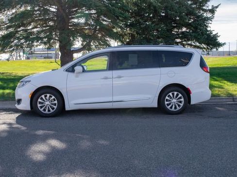 Used 2018 Chrysler Pacifica Touring-L Plus w/ Advanced Safetytec Group image 3