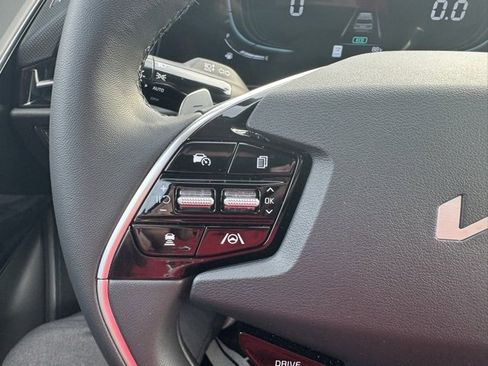 Used 2025 Kia Niro EX image 17