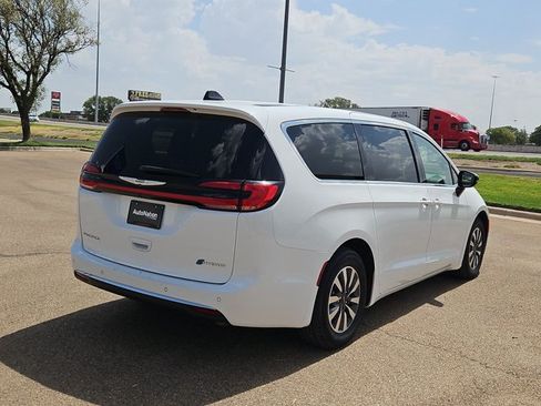 Used 2024 Chrysler Pacifica Limited FWD image 5