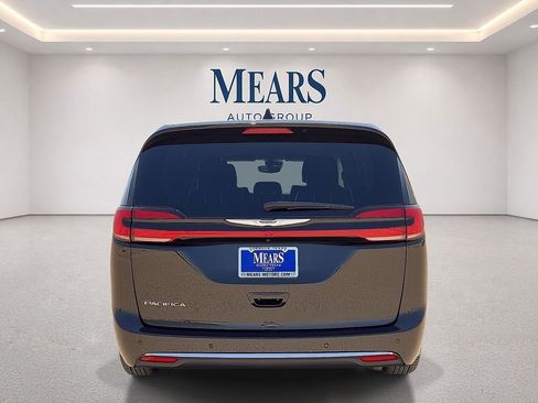 Used 2023 Chrysler Pacifica Touring-L FWD image 4
